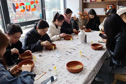 河南賽諾威全體女同事“甜蜜女神節(jié)，藝術(shù)DIY”活動(dòng)慶祝3月8日女神節(jié)快樂！